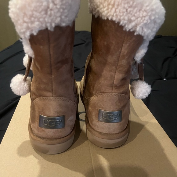 UGG Plumdale Cuff Short PomPom Boots Womens Size 8 Chestnut Color Style 1102933 - Picture 5 of 9